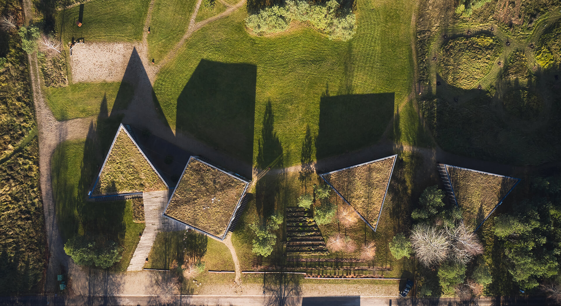 VAS-Architektai-Vilniuje-Architektura-inTegra-House-Ofisas-gamtoje-Sinergija-menas-gamta-Semeliskes-trikampiai-pastatai-5